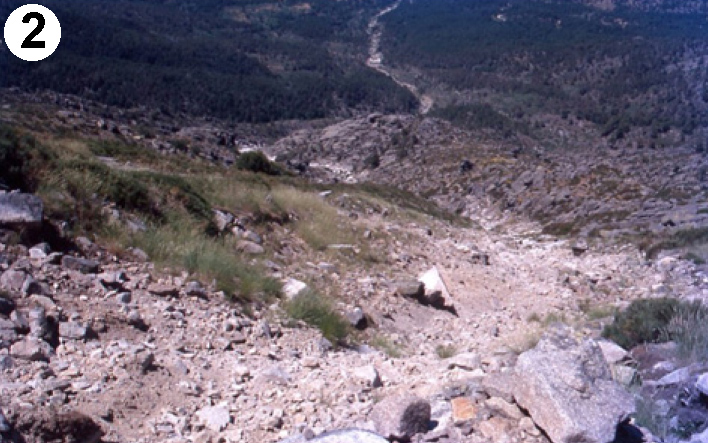 Cicatriz del deslizamiento en primer plano. El lugar donde se inicia el deslizamiento inicial y perspectiva hacia abajo en la que se ve también en colores claros el lugar por el que se encauzó el flujo hiperconcentrado. Imagen de Andrés Díez Herrero.