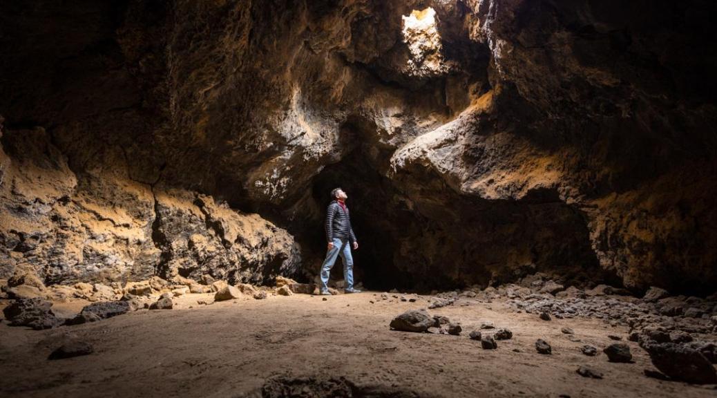 Tubo volcánico en el desierto de Mojave