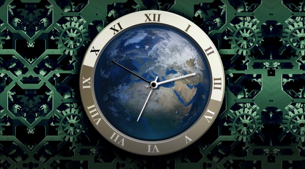 Imagen de Pixabay: planeta Tierra encastrado en un reloj con fondo de engranajes.