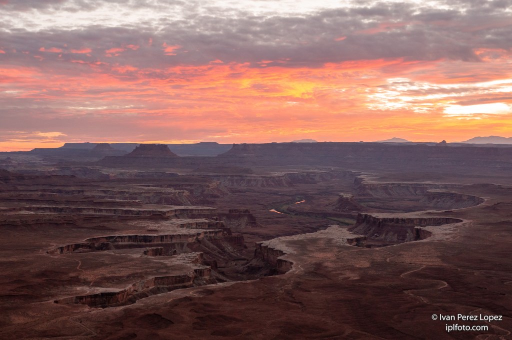 Vista del Green River y la meseta 'Island in the Sky' en el Parque Nacional Canyonlands, Utah, Estados Unidos. © Iván Pérez López (iplfoto.com)