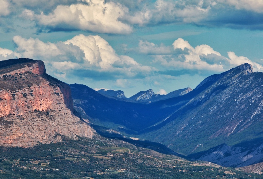Vista general del macizo del Montsec con las principales cimas al fondo. Imagen de Gabriel Castilla.