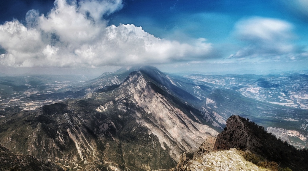 Vista panorámica del Montsec de Ares (1307 m de altitud) desde el Montsec de Rubies (1667 m). Ambas cimas se encuentran separadas por el acantilado de Tarradets. Imagen de Gabriel Castilla.