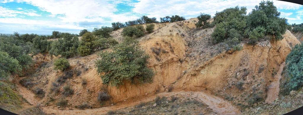 Uno de los canales de drenaje del laberinto de cárcavas de Villaflor. Imagen de Gabriel Castilla.