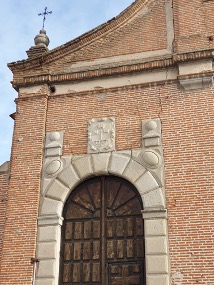 Vista del arco de la puerta de la iglesia de Santo Domingo de Silos, en Arévalo, Ávila, España.