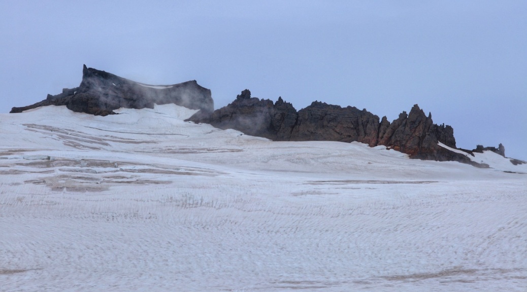 Estos crestones de roca volcánica son las cumbres de las montañas que reposan bajo el glacial Vatnajökull, una masa de hielo de 8.100 km2 (prácticamente la misma extensión que la provincia de Ávila) y que en este punto alcanza los 400 metros de espesor. Fotografía de Gabriel Castilla.
