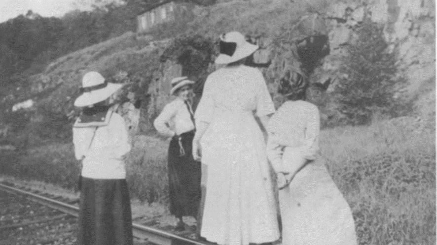Florence Bascom (centro, mirando a la cámara) con un grupo de mujeres estudiantes en el campo en 1917.
Arnold, L. B. (1993). The Bascom-Goldschmidt-Porter Correspondence 1907 to 1922. Earth Sciences History, 196-223.