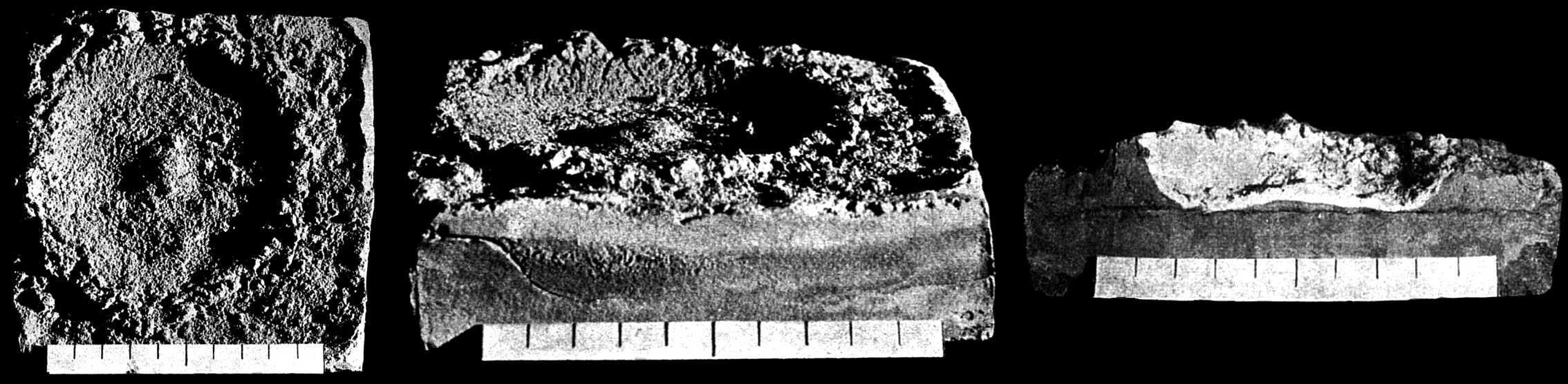 Composición en blanco y negro con tres fotografías del mismo cráter de impacto experimental: a la izquierda, vista cenital de una depresión circular con borde elevado; en el centro, vista oblicua donde se aprecia el relieve del borde y el interior del cráter; a la derecha, un corte en sección que muestra la cavidad y las capas del material deformadas; en las tres imágenes aparece una regla de escala en la parte inferior.
