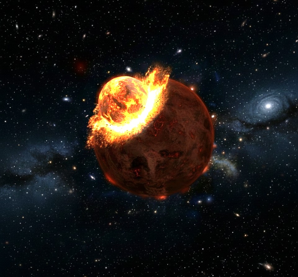 Ilustración del espacio profundo con un fondo negro salpicado de estrellas y varias galaxias difusas. En el centro aparece un planeta grande, oscuro y rojizo, con aspecto rocoso y zonas que parecen agrietadas o calentadas. En su borde superior izquierdo impacta un cuerpo más pequeño y muy brillante, de tonos amarillos y naranjas, como una masa incandescente. El choque genera un destello blanco intenso y una gran explosión de fuego y material fundido que se abre en abanico hacia el exterior, con fragmentos y chispas expulsados alrededor del punto de contacto. La escena transmite un evento extremadamente violento, una colisión planetaria a gran escala.